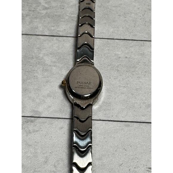 Pulsar Women V811-X043 White Dial Two-Tone Band 17mm Oval Quartz Watch - Picture 5 of 7